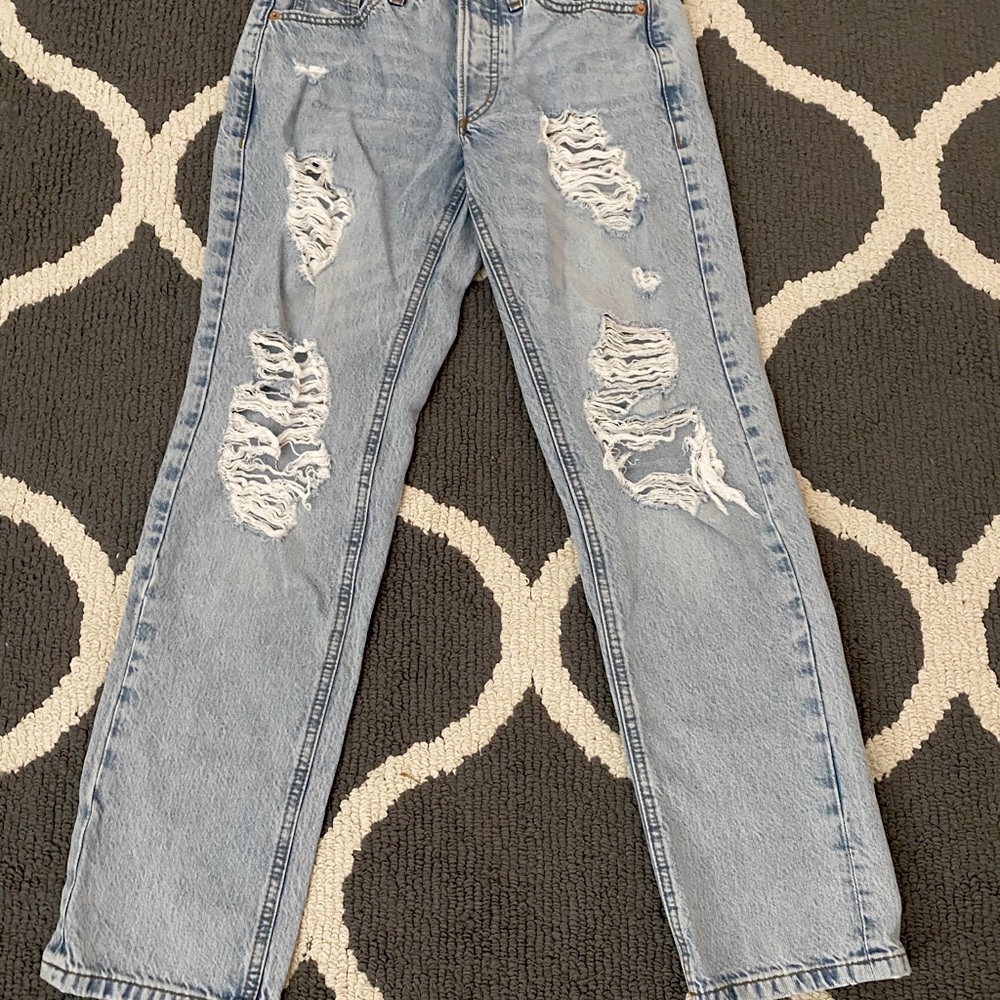 Ripped light blue jeans 00/23